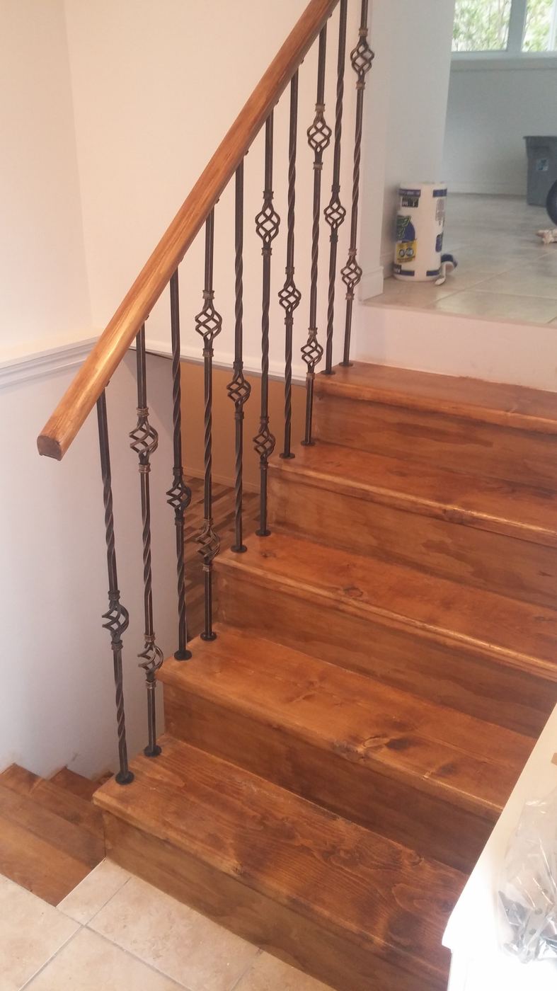 Escalier en bois, rampe en fer forgé
