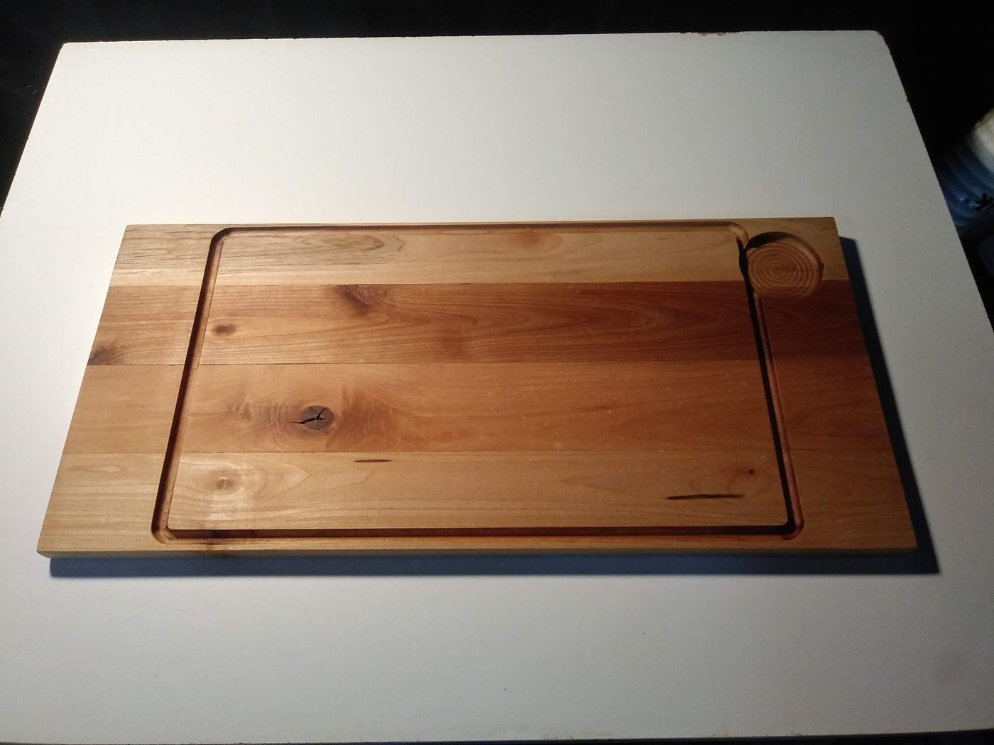 Planche à découper avec rainure à jus