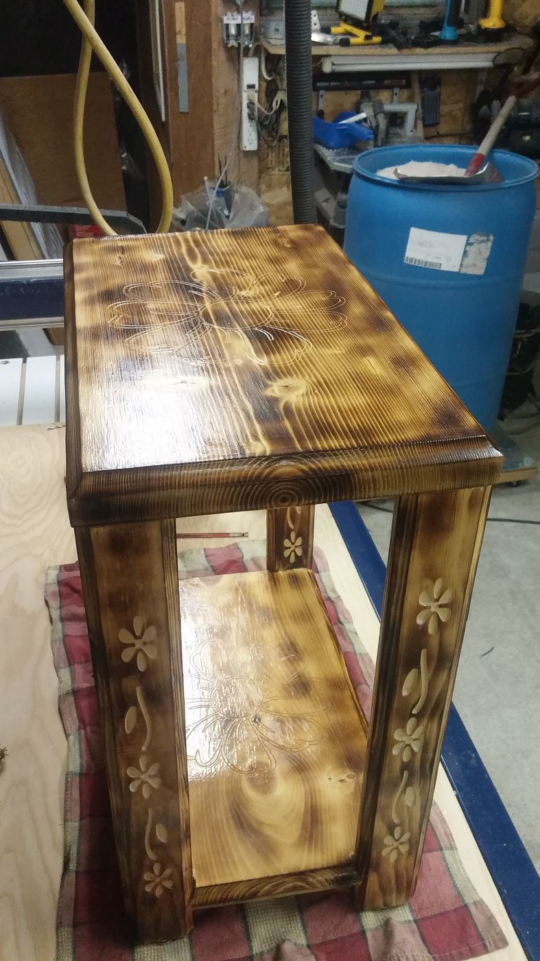 Petite table en bois brûlé